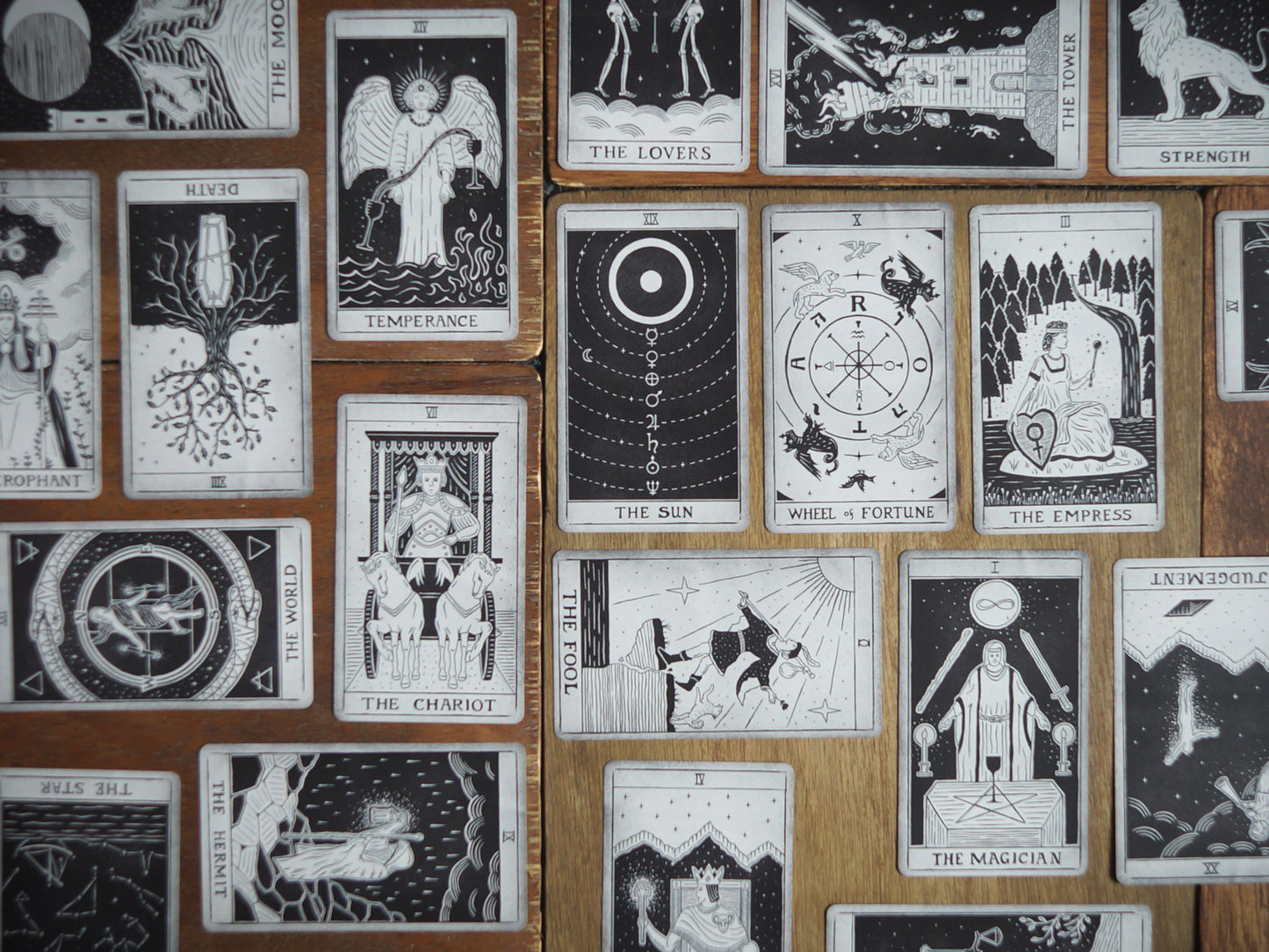 Hydesville Tarot - Howlite